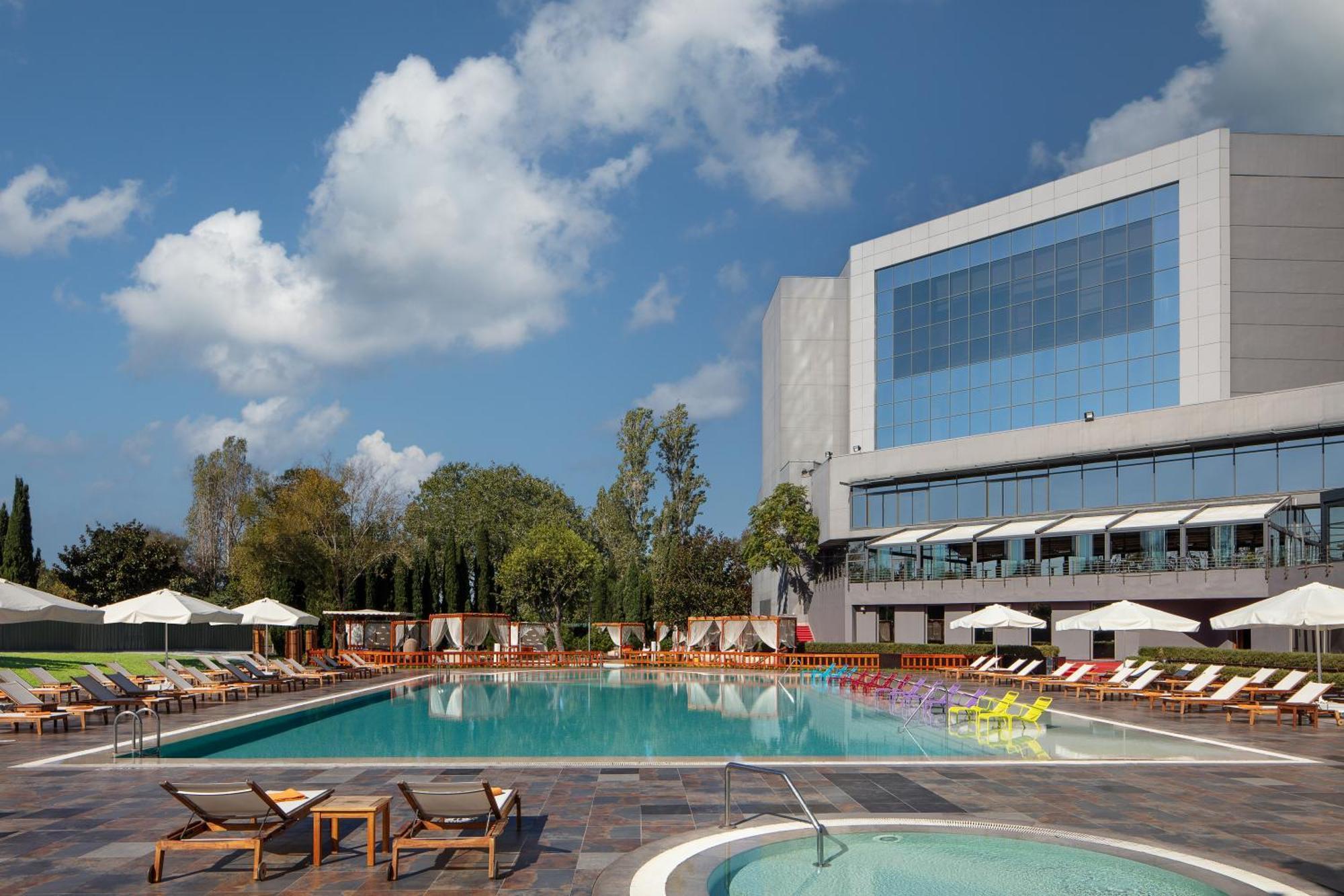 โรงแรมเชอราตัน อิสตันบูล อทาเคิฟ ภายนอก รูปภาพ The hotel's swimming pool