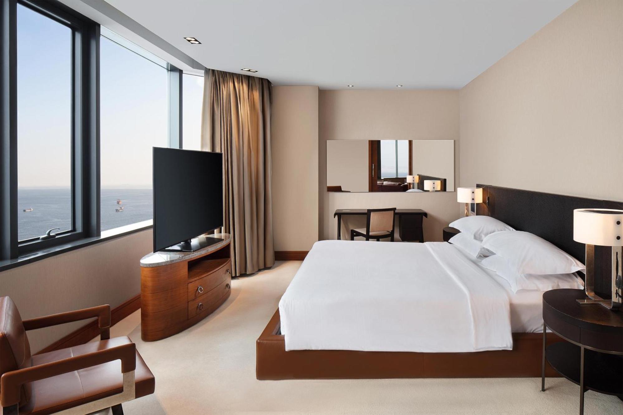 โรงแรมเชอราตัน อิสตันบูล อทาเคิฟ ภายนอก รูปภาพ A bedroom at the Jumeirah Emirates Towers Hotel