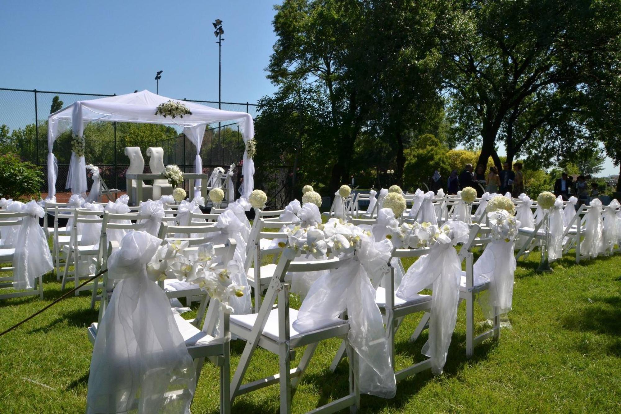 โรงแรมเชอราตัน อิสตันบูล อทาเคิฟ ภายนอก รูปภาพ A wedding at the park