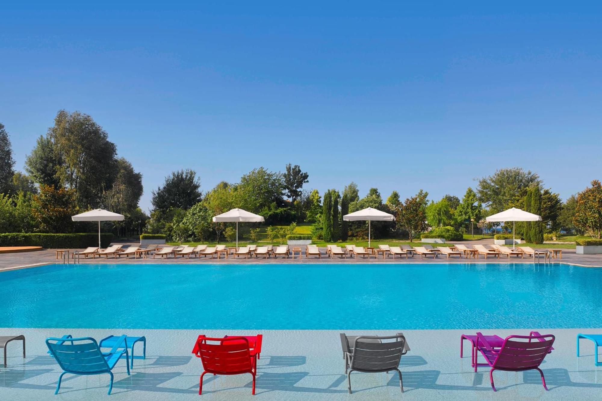 โรงแรมเชอราตัน อิสตันบูล อทาเคิฟ ภายนอก รูปภาพ The pool at the hotel