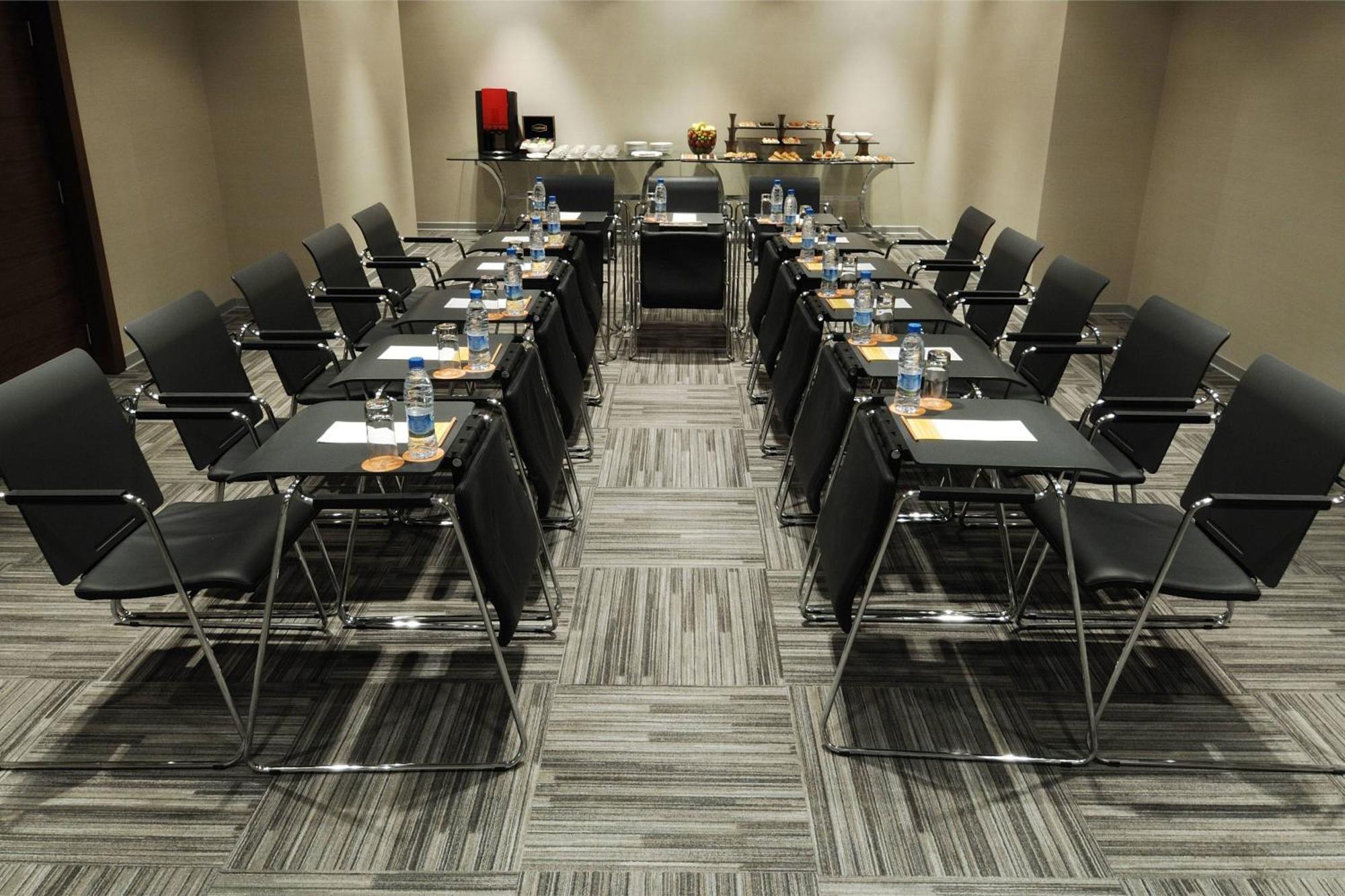 โรงแรมเชอราตัน อิสตันบูล อทาเคิฟ ภายนอก รูปภาพ A meeting room at a hotel