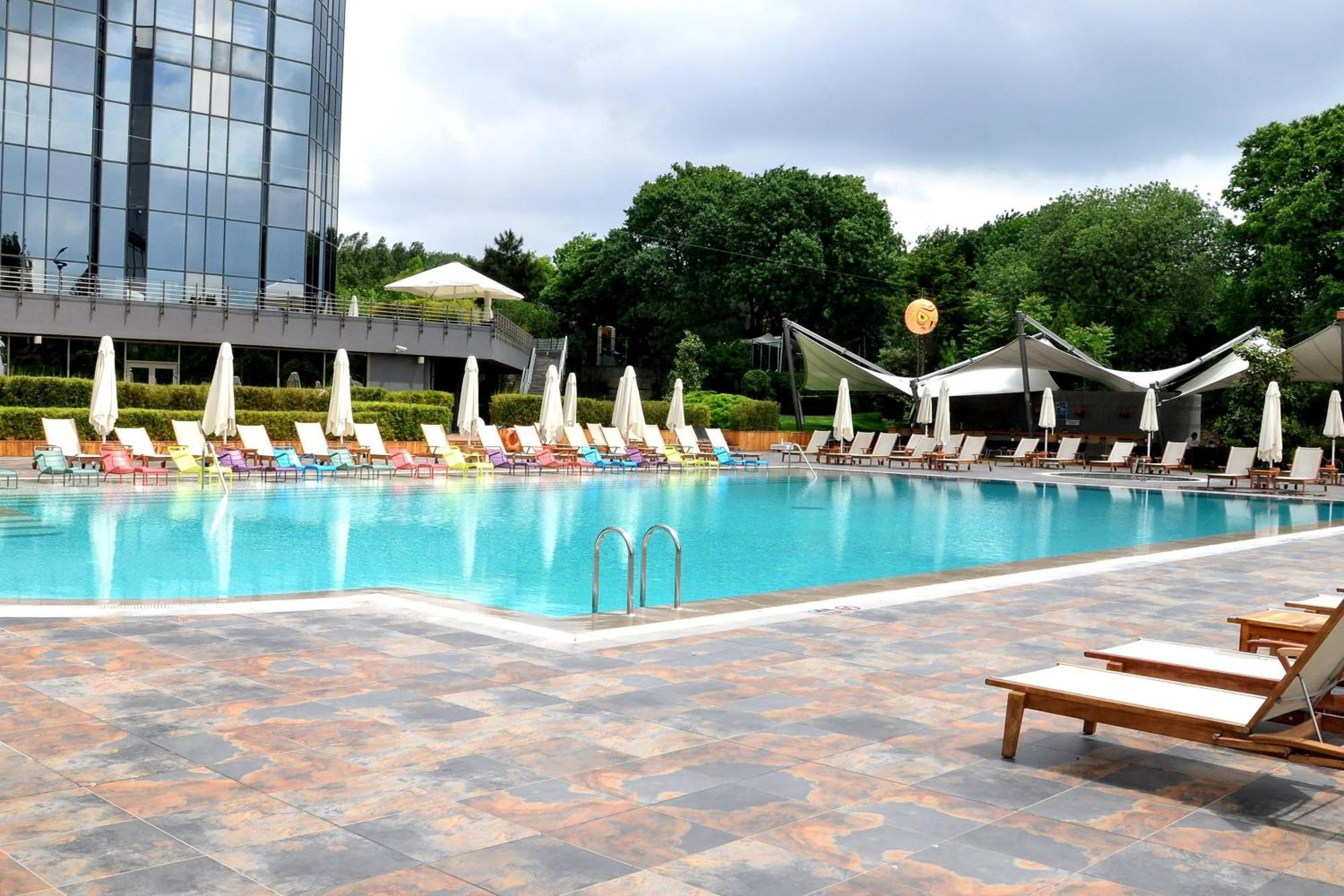 โรงแรมเชอราตัน อิสตันบูล อทาเคิฟ ภายนอก รูปภาพ The pool at the hotel