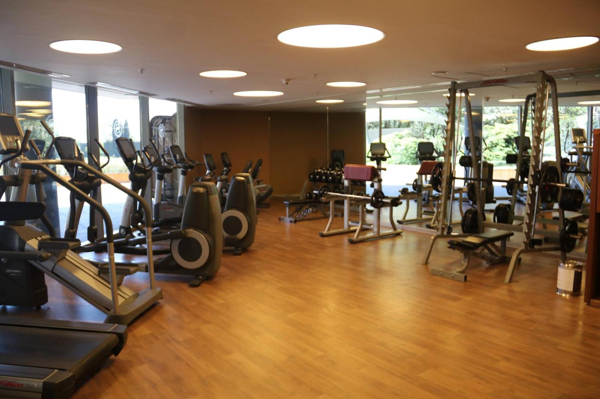 โรงแรมเชอราตัน อิสตันบูล อทาเคิฟ ภายนอก รูปภาพ The gym at the hotel