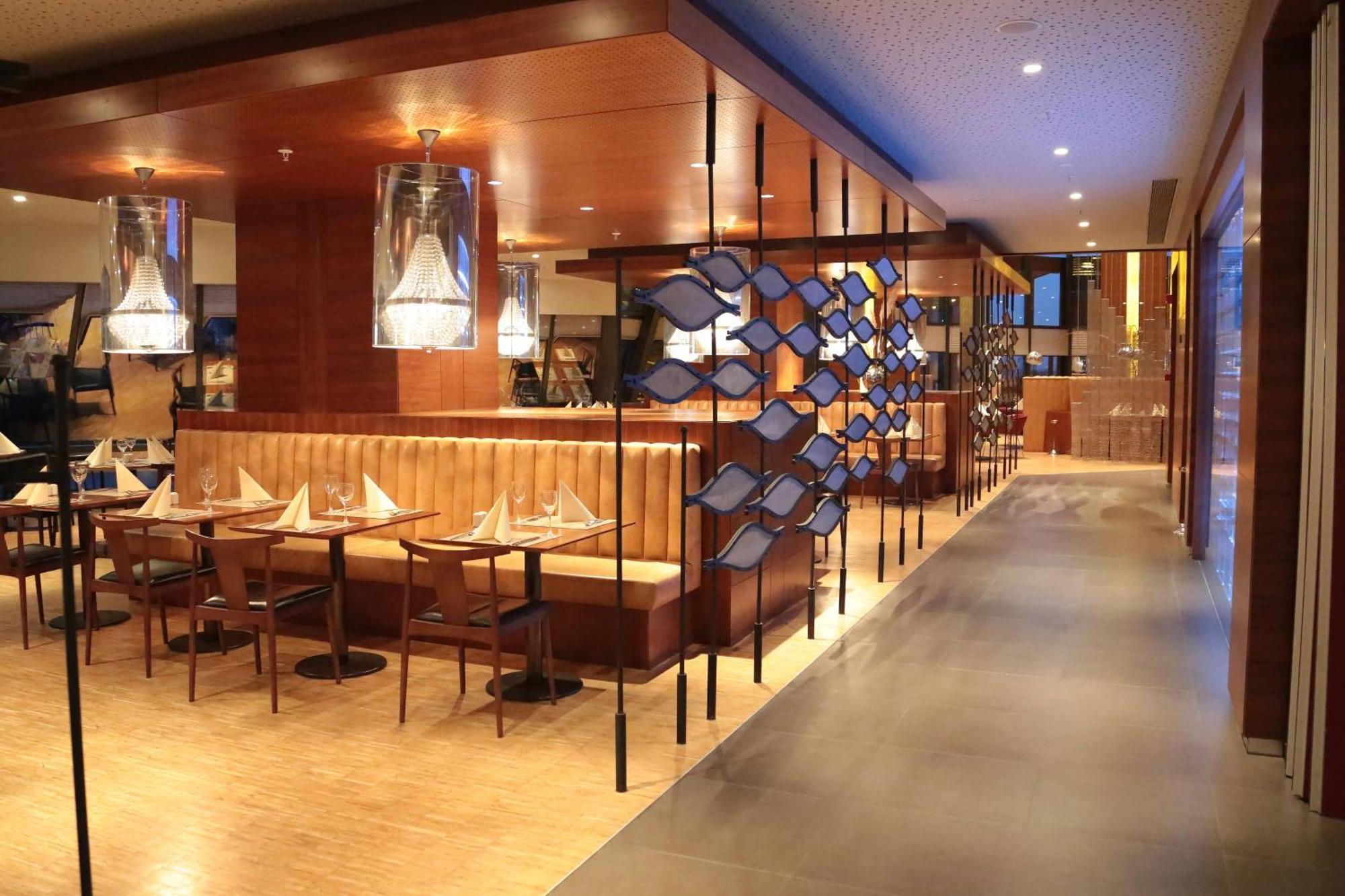 โรงแรมเชอราตัน อิสตันบูล อทาเคิฟ ภายนอก รูปภาพ The restaurant